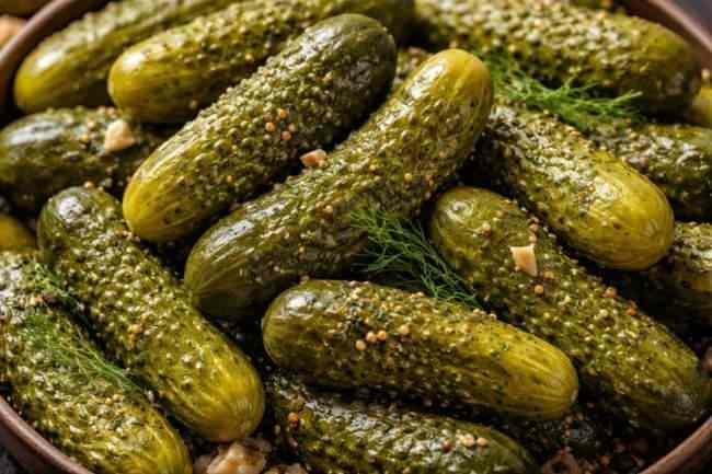 <p><span style="color:#FF0000"><strong>7. KOŞER TURŞU / ABD</strong></span></p>

<p><strong>ABD'nin geleneksel "Salatalık turşusu" ise listenin 7'nci sırasında! Salatalıkların dereotu, &ccedil;eşitli baharatlar, koşer tuzu ve suyla fermente edilmesiyle hazırlanan bu lezzet, bir&ccedil;ok ana yemeğin vazge&ccedil;ilmez eşlik&ccedil;isi.</strong></p>
