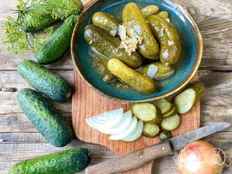 <p><span style="color:#FF0000"><strong>10. SPREEWALDER GURKEN / ALMANYA&nbsp;</strong></span></p>

<p><strong>Almanya&rsquo;nın Spreewald b&ouml;lgesine &ouml;zg&uuml; geleneksel bir turşu &ccedil;eşidi olan "Spreewalder Gurken", kendine has aromasıyla sofralara eşsiz bir tat katıyor. &Uuml;&ccedil; temel t&uuml;rden oluşan bu turşu; tuzlu salamurada hazırlanan Saure Gurken, hardal tohumu eklenen Senfgurken ve şeker ile sirke kullanılan Gew&uuml;rzgurken olarak karşımıza &ccedil;ıkıyor.</strong></p>
