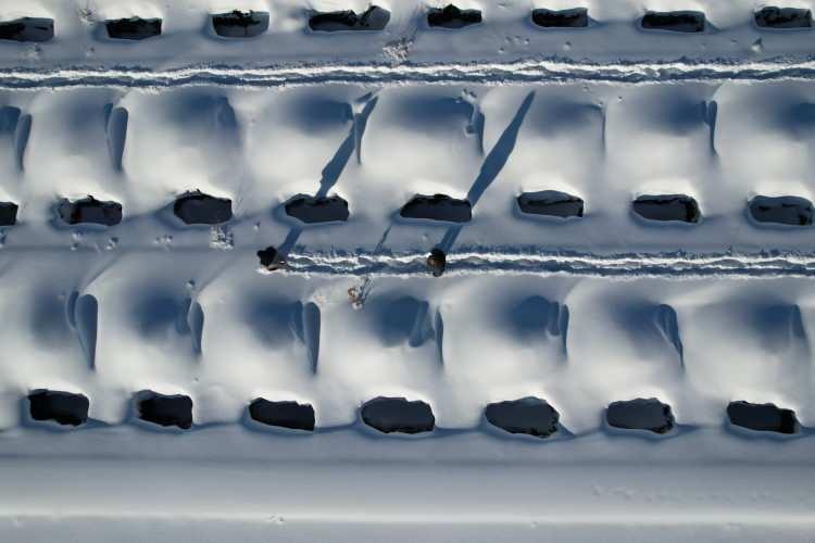 <p>Hava sıcaklığının zaman zaman sıfırın altında 30 dereceye kadar d&uuml;şt&uuml;ğ&uuml; Erzurum'da y&uuml;zlerce mezar yeri kış i&ccedil;in hazır edildi.</p>
