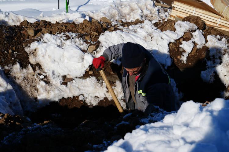 <p><span style="color:#B22222"><strong>"KIŞIN ŞARTLAR &Ccedil;OK AĞIR"</strong></span></p>

<p>&nbsp;</p>

<p>Erzurum B&uuml;y&uuml;kşehir Belediyesi Mezarlıklar M&uuml;d&uuml;rl&uuml;ğ&uuml;'nde &ccedil;alışan Salim Uğurlu, kış aylarında mezar &ccedil;ukurlarının yazdan hazır olmasına rağmen definden &ouml;nce tekrar &ccedil;alıştıklarını ve hazırlık yaptıklarını belirterek şunları s&ouml;yledi:</p>
