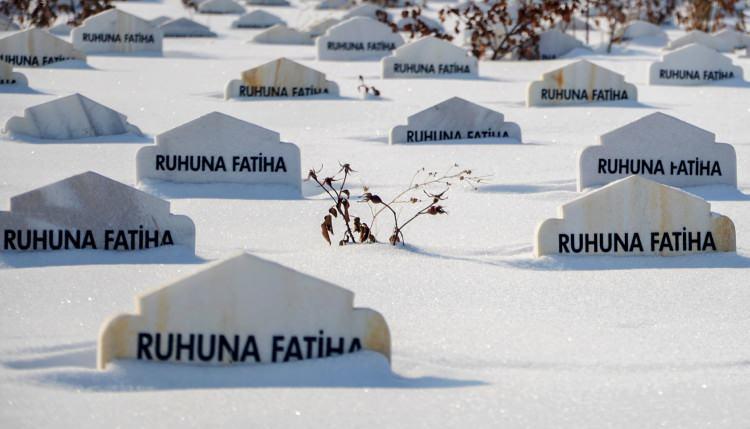 <p>Kışın bunları a&ccedil;mak m&uuml;mk&uuml;n değil. &Ccedil;ukurların &ouml;nceden a&ccedil;ılmasında rağmen definden &ouml;nce yine gelip &ccedil;alışma yapıyoruz.</p>
