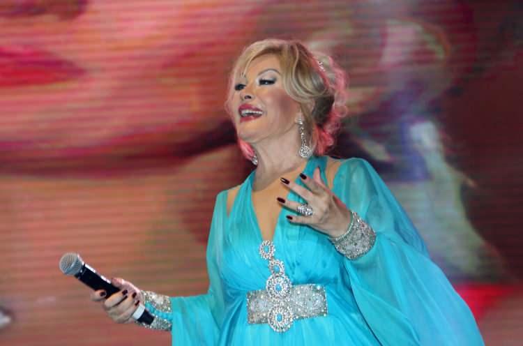 <p><strong>Sanat yılında 60 yılı geride bırakan usta sanat&ccedil;ı, sahne &ouml;ncesi basın mensuplarına samimi a&ccedil;ıklamalarda bulundu.</strong></p>
