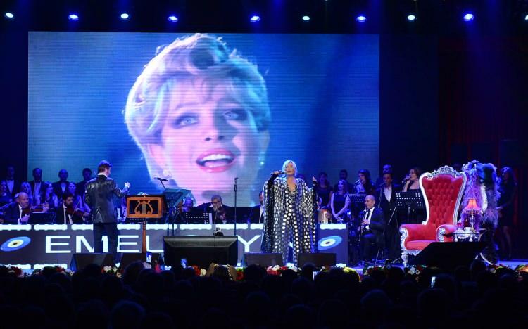 <p><strong>Bug&uuml;ne dek sayısız unutulmaz par&ccedil;aya imza atan T&uuml;rk sanat m&uuml;ziğinin sevilen ismi Emel Sayın, ge&ccedil;tiğimiz g&uuml;nlerde sevenlerine m&uuml;zikal bir ş&ouml;len yaşattı.&nbsp;</strong></p>
