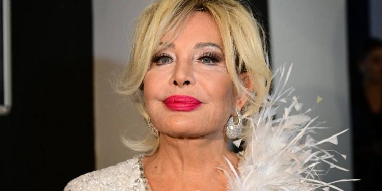 <p><strong>2025'in kendisi i&ccedil;in g&uuml;zel bir yıl olduğunu dile getiren Sayın, "Sağlığım yerinde, seyircimle buluşabiliyorum; bu y&uuml;zden yılı iyi ge&ccedil;ti sayıyorum" ifadelerini kullandı. 2026'nın barış ve bolluk i&ccedil;inde olmasını dilediğini s&ouml;zlerine ekleyen usta sanat&ccedil;ı, duygusal a&ccedil;ıklamalarıyla ise g&uuml;ndem oldu.</strong></p>
