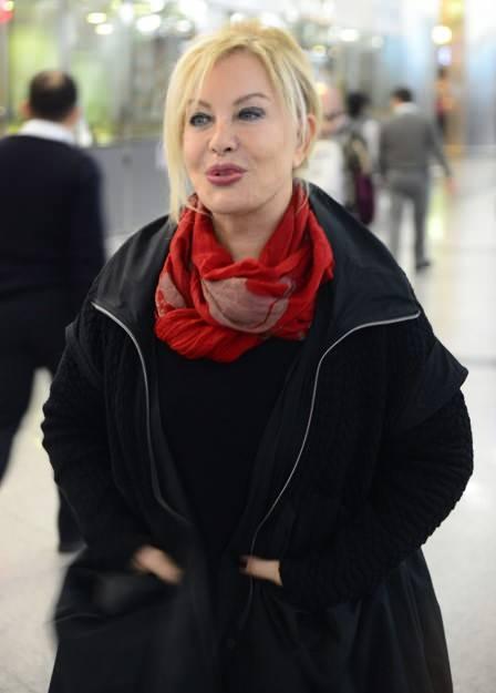 <p><span style="color:#FF0000"><strong>"EN AĞIR KAYBIM &Ouml;ZG&Uuml;RL&Uuml;Ğ&Uuml;M"</strong></span></p>

<p><strong>Şimdilerde 80 yaşında olan Sayın, ş&ouml;hret i&ccedil;in b&uuml;y&uuml;k kayıplar verdiğini vurgulayarak "&Uuml;nl&uuml; olmanın pek &ccedil;ok bedeli var ama benim i&ccedil;in en ağırı, kaybolup giden &ouml;zg&uuml;rl&uuml;k duygusu oldu." diye konuştu.</strong></p>
