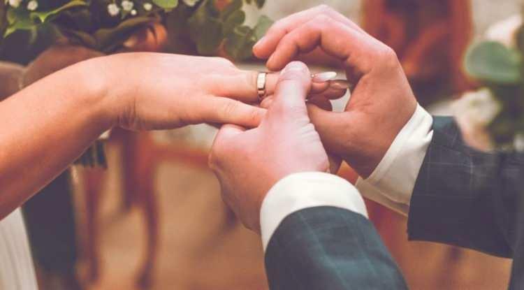 <p><strong>Destek almaya hak kazanan &ccedil;iftler evlilik &ouml;ncesi ve sonrasında "Evlilik Okulu" seminerine katılmakla y&uuml;k&uuml;ml&uuml; olacak.</strong></p>
