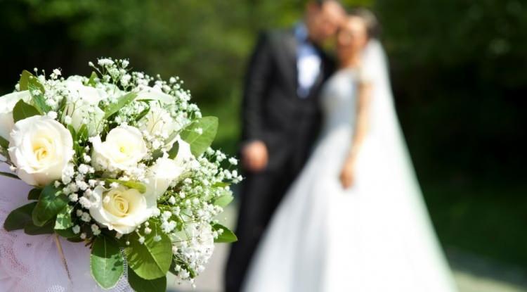 <p><span style="color:#FF0000"><strong>BAŞVURU ŞARTLARI A&Ccedil;IKLANDI</strong></span></p>

<p><strong>"İki İnsan Bir Hayat" projesinden faydalanmak i&ccedil;in, T&uuml;rkiye'de 81 ilden herhangi birinde ikamet eden, yetim, &ouml;ks&uuml;z ya da ihtiya&ccedil; sahibi, 18-35 yaş aralığında olan ve aylık geliri iki asgari &uuml;cret toplamını ge&ccedil;meyen, il evliliklerini yapacak olan nişanlı gen&ccedil;ler projeye dahil edilecek.</strong></p>
