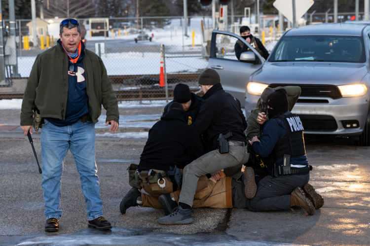 <p>TIKLAYIN:&nbsp;<a href="https://www.haber7.com/dunya/haber/3594265-abd-ice-polisi-gocmen-operasyonunu-izleyen-kadini-vurdu-halk-tepkili" target="_blank"><span style="color:#000080"><strong>ABD ICE polisi g&ouml;&ccedil;men operasyonunu izleyen kadını vurdu: Halk tepkili</strong></span></a></p>
