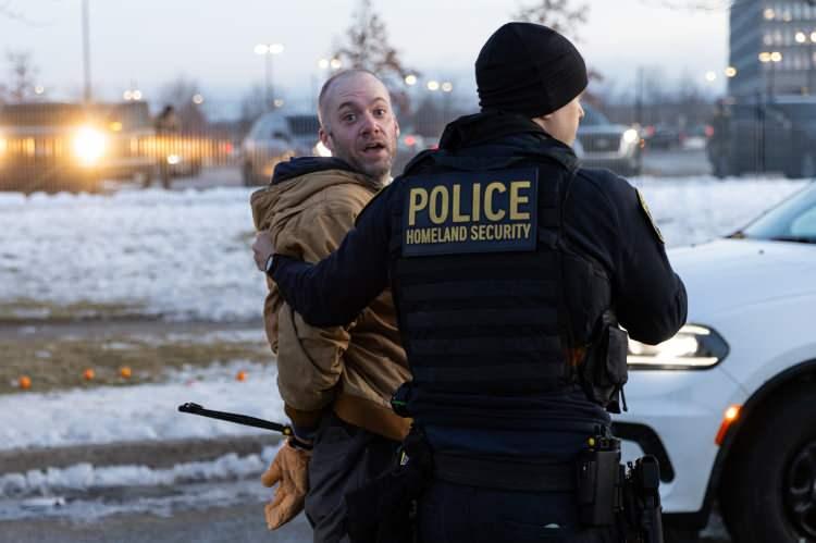 <p>TIKLAYIN:&nbsp;<a href="https://video.haber7.com/video-galeri/349660-abdde-polis-cinayeti-vurulan-kadina-mudahale-etmek-isteyen-doktora-izin-verilmedi" target="_blank"><span style="color:#000080"><strong>ABD'de polis cinayeti: Vurulan kadına m&uuml;dahale etmek isteyen doktora izin verilmedi</strong></span></a></p>

<p>&nbsp;</p>
