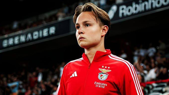 <p>Beşiktaş, Schjelderup i&ccedil;in Benfica'ya 18 milyon euroluk satın alma opsiyonlu kiralama teklifi yaptı.<br />
<br />
Roma'nın da devreye girmesi işleri karıştırdı.<br />
<br />
(AKŞAM)</p>
