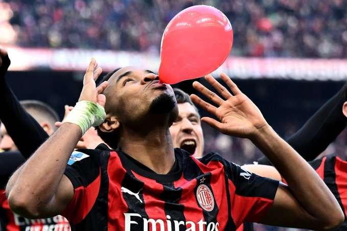 <p>Tedesco'nun talebiyle forvet transferinde rota S&ouml;rloth'tan Nkunku'ya &ccedil;evrildi.<br />
<br />
Fenerbah&ccedil;e 25 milyon euroyu g&ouml;zden &ccedil;ıkarsa da Milan 35 talep ediyor.<br />
<br />
(FANATİK)</p>
