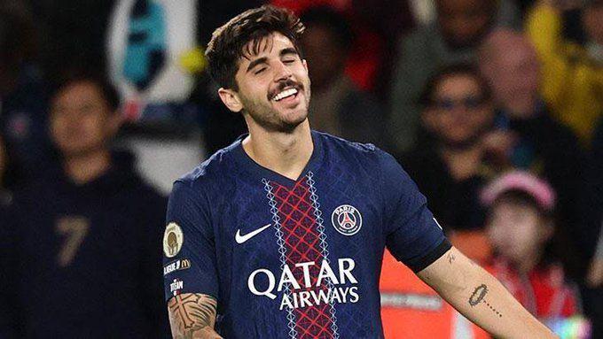 <p>Fenerbah&ccedil;e, Lucas Beraldo i&ccedil;in PSG'nin kapısını &ccedil;aldı.<br />
<br />
Sarı-lacivertliler, sol stoperi satın alma opsiyonuyla kiralamak i&ccedil;in yoğun &ccedil;aba harcıyor.<br />
<br />
(POSTA)</p>
