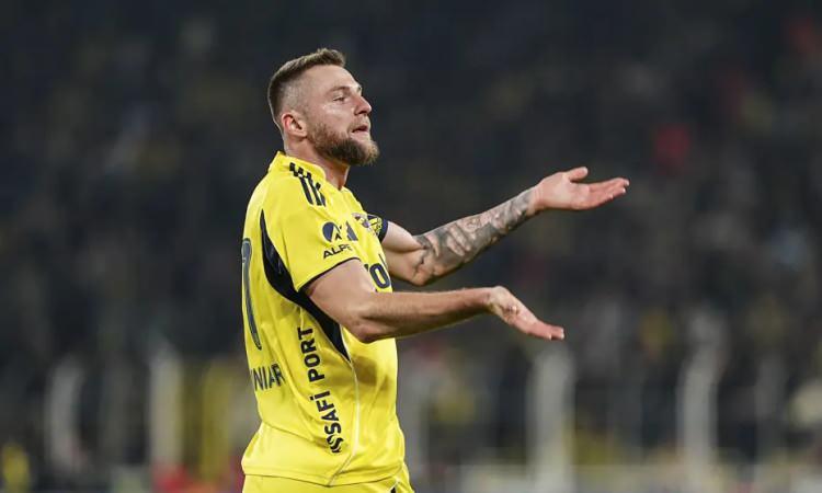 <p>Milan ve Villarreal, Skriniar ve Asensio i&ccedil;in 30 milyon euro teklif etti.<br />
<br />
Fenerbah&ccedil;e bu teklifleri anında reddetti.<br />
<br />
(TAKVİM)</p>
