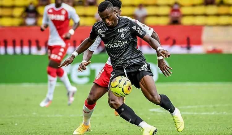 <p>Trabzonspor sol beke yabancı bir oyuncu takviyesinde bulunmayı d&uuml;ş&uuml;n&uuml;yor.<br />
<br />
Bordo-mavili takım,&nbsp;Gil Vicente'de oynayan&nbsp;Sidny Cabral&rsquo;ı g&uuml;ndemine aldı.<br />
<br />
(FANATİK)</p>
