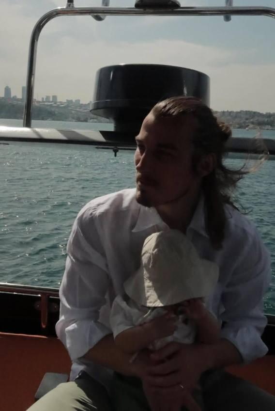 <p><strong>İddialara g&ouml;re &uuml;nl&uuml; &ccedil;ift, bebek odasında yer alan şeffaf bir sandalye i&ccedil;in tam 300 bin TL'yi g&ouml;zden &ccedil;ıkardı. &Ouml;te yandan dekorasyonu tamamlayan 2'li sehpa 250 bin TL, masa &uuml;st&uuml; aydınlatma 136 bin TL, minik kitaplık ise 64 bin TL fiyat etiketiyle duyanları şaşkına &ccedil;evirdi.</strong></p>
