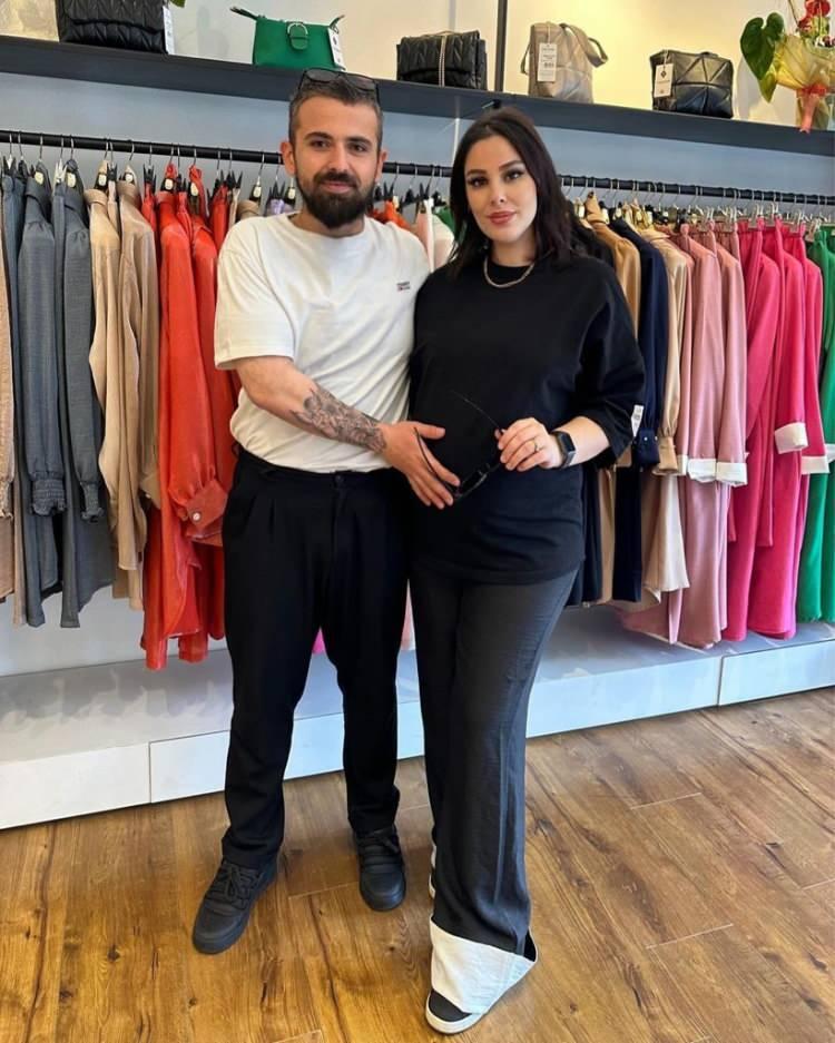 <p><span style="color:#FF0000"><strong>"DAMAT BEY BİR PARA ALIP &Ccedil;IKMANIN PEŞİNDE!"</strong></span></p>

<p><strong>Adeta &ouml;fke kusan Suat Demir, sonuna kadar hakkını arayacağını vurgulayarak "Gayri yasal bir devir etme işlemi s&ouml;z konusudur. Devir aldıklarında kafeye gittim g&ouml;r&uuml;şt&uuml;m. Muhammet bey; "Ben hukuk&ccedil;uyum her şeyi biliyorum" dedi. Biliyorsa buyursun istediği gibi yapsın. CİMER'e de şik&acirc;yette bulunduk. Evraklarımla bu yapılan haksızlığı kanıtlama şansımız da var. Ge&ccedil;tiğimiz g&uuml;nlerde Necla Nazır hanım beni arayıp arayıp bulmaya &ccedil;alıştı. Ben de iyi yaklaşım g&ouml;sterdim. "Bırakın kontratı bitirelim. Siz yolunuza biz yolumuza'" dedik ancak damat bey ısrarla oradan bir para alıp &ccedil;ıkmanın peşinde. Yalan yanlış bilgilerle insanları nereye kadar kandırabilirsin?</strong></p>
