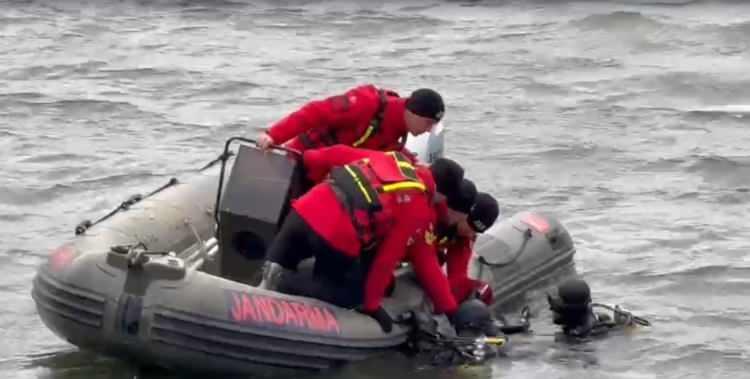 <p><span style="color:#A52A2A"><strong>&Ouml;L&Uuml;M NEDENİ SUDA BOĞULMA&nbsp;</strong></span></p>

<p>&nbsp;</p>

<p>&Ouml;n otopsi sonucuna g&ouml;re kesici alet ve ateşli silah izine rastlanmayan ve &ouml;l&uuml;m nedeni <span style="color:#A52A2A"><em><strong>suda boğulma olarak değerlendirilen Elif Kumal&rsquo;ın cenazesi, </strong></em></span>bug&uuml;n ikindi vakti Bandırma il&ccedil;esi Doğu Mahallesi&rsquo;nde toprağa verilecek.</p>
