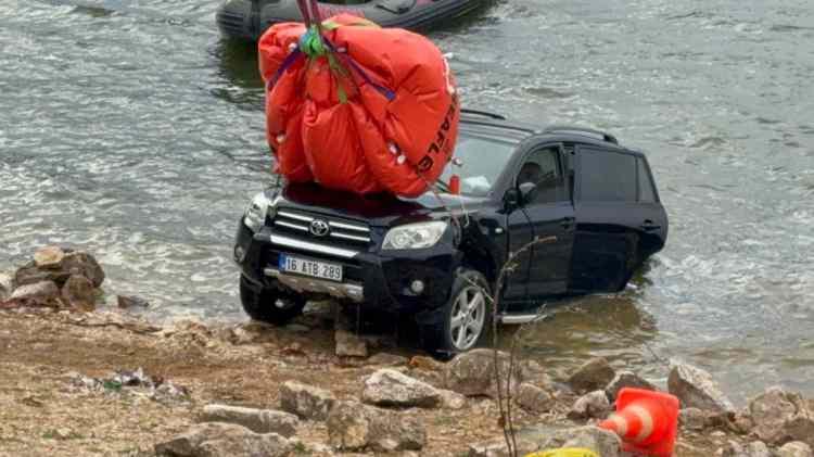 <p>ATV ve motokros&ccedil;ular da ekiplere destek verdi. 8&rsquo;inci g&uuml;nde &ccedil;alışmalar Elif Kumal ile erkek arkadaşının kenarında kamp yaptıkları Yukarıyapıcı G&ouml;leti&rsquo;nde yoğunlaştırıldı.</p>
