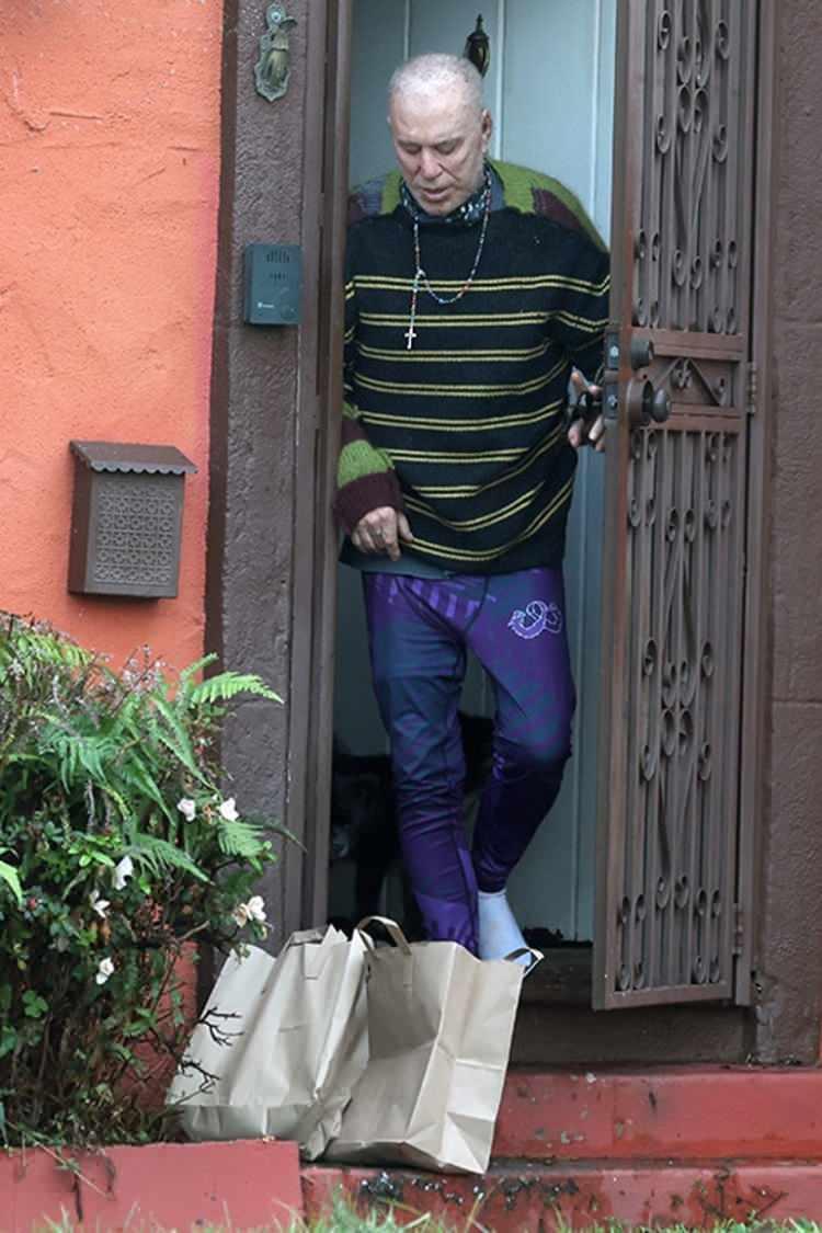 <p><span style="color:#FF0000"><strong>İHTARNAME G&Ouml;NDERİLDİ</strong></span></p>

<p><strong>&Ouml;ğrenilen son bilgilere g&ouml;re; Rourke'a 18 Aralık'ta kiracısı olduğu ev i&ccedil;in ya &ouml;deme yapması ya da evi boşaltması y&ouml;n&uuml;nde 3 g&uuml;nl&uuml;k bir ihtarname g&ouml;nderildi.&nbsp;</strong></p>
