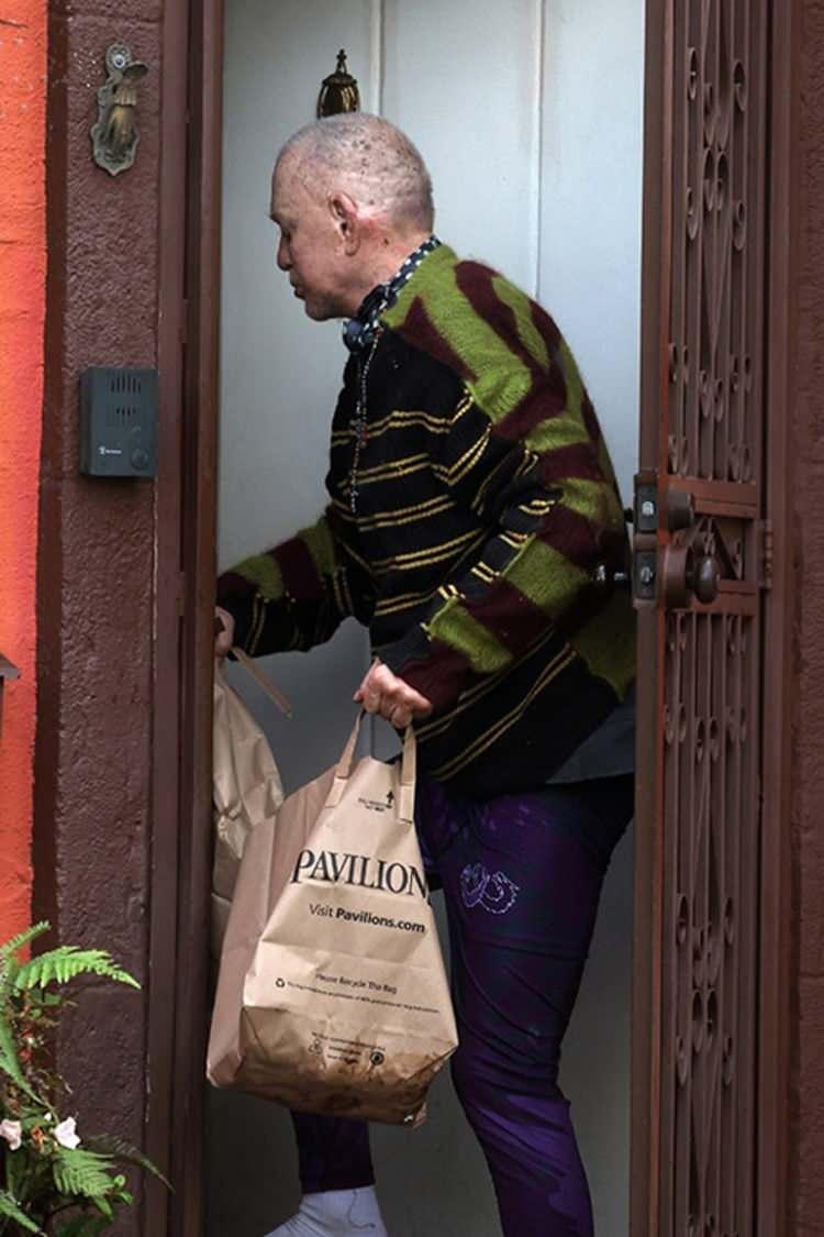 <p><strong>Mahkeme belgelerine g&ouml;re; 73 yaşındaki akt&ouml;r&uuml;n ev sahibine 59 bin 100 dolar kira borcu bulunuyor. Kira borcunu talep eden ev sahibi aynı zamanda, &uuml;nl&uuml; oyuncudan avukatlık &uuml;cretleri ve tazminat talebinde de bulundu.&nbsp;</strong></p>
