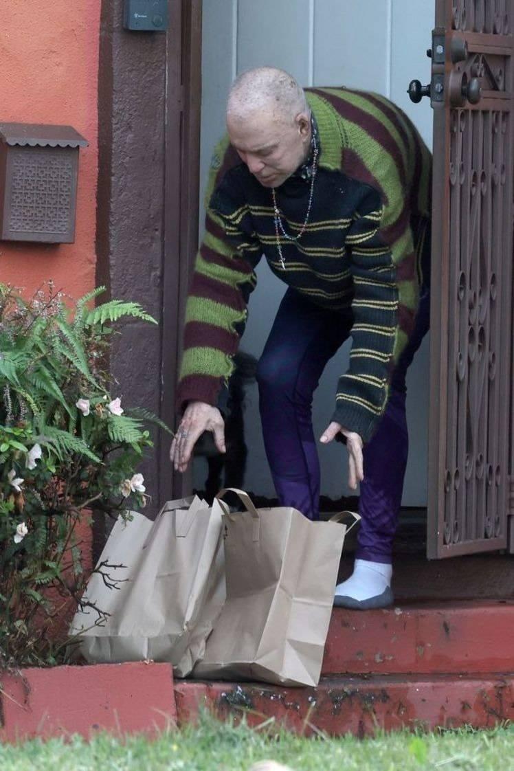 <p><em><span style="color:#0000CD"><strong>Haber sitesi TMZ, ge&ccedil;tiğim,z g&uuml;nlerde Rourke'un arkadaşı Liya-Joelle Jones'un, sanat&ccedil;ının onayını alarak internet &uuml;zerinden 'Mickey Rourke'un Evinde Kalmasına Yardım Edin' başlıklı bağış kampanyası başlattığını duyurmuştu.</strong></span></em></p>
