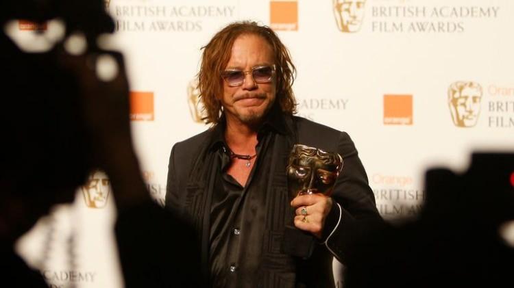 <p><span style="color:#FF0000"><strong>KAMPANYA HABERLERİNE ATEŞ P&Uuml;SK&Uuml;RD&Uuml;!</strong></span></p>

<p><strong>"GoFoundMe" hakkında hi&ccedil;bir bilgisi olmadığını belirten &uuml;nl&uuml; yıldız, yaşanan durumun sinir bozucu ve utan&ccedil; verici olduğunu dile getirdi. Herhangi bir kampanya başlatmadığının altını &ccedil;izen Rourke, "Eğer paraya ihtiyacım olsaydı, beş kuruş para istemezdim. Kendime silahı doğrultup tetiği &ccedil;ekmeyi tercih ederdim" diyerek ateş p&uuml;sk&uuml;rd&uuml;.</strong></p>
