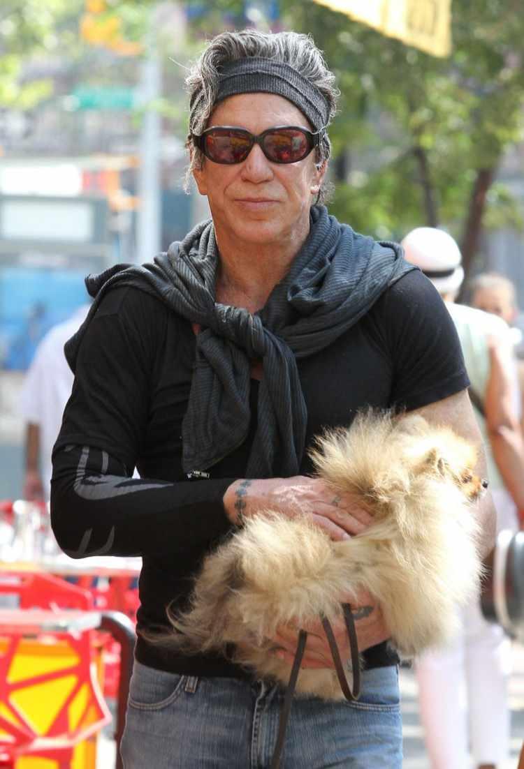 <p><strong>Bağış kampanyasının arkasında kimin olduğunu bilmediğini s&ouml;yleyen Rourke, bug&uuml;ne dek bağış yapanların da paralarını geri almak i&ccedil;in uğraşması gerektiğini ifade etti.</strong></p>
