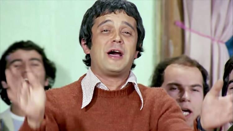 <p><strong>"Hababam Sınıfı" serisi başta olmak &uuml;zere "S&uuml;t Kardeşler", "Mavi Boncuk", "Canım Kardeşim" gibi T&uuml;rk sinemasının unutulmaz yapımlarıyla hafızalarda yer edinen usta oyuncu Halit Ak&ccedil;atepe'nin kızı Ebru Ak&ccedil;atepe Bozatlı, babasının rol aldığı bazı filmlerin izinsiz bir şekilde televizyonda yayınlandığını ve mali hakların kendilerine &ouml;denmediğini ileri s&uuml;rerek soluğu mahkemede aldı.</strong></p>
