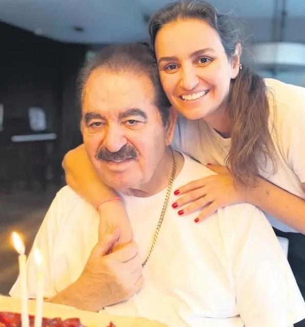 <p><strong>Perihan Savaş ile evliliğinden d&uuml;nyaya gelen kızı Melek Z&uuml;beyde'ye sarıldığı bir kareye de paylaşımında yer veren Tatlıses, "Benim en merhametlim, iyi ki benim kızımsın" ifadelerini kullandı.</strong></p>
