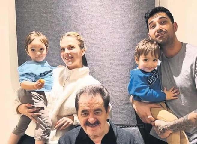 <p><strong>İdo, gelini ve torunlarıyla bir karesini de paylaşan usta sanat&ccedil;ı, "Oğlum İdom, ben senden razıyım. Allah da senden razı olsun" notunu d&uuml;şt&uuml;.</strong></p>
