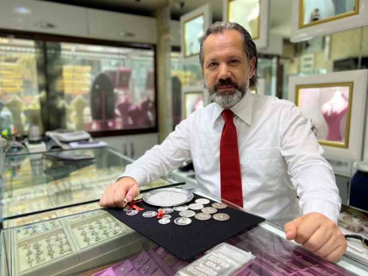 <p>Altın ve Para Piyasaları Uzmanı İslam Memiş, Venezuela krizi g&ouml;lgesinde 2026 yılına dair &ccedil;ok konuşulacak altın &ouml;ng&ouml;r&uuml;lerini paylaştı. Piyasalardaki y&uuml;kselişin asıl nedenini a&ccedil;ıklayan Memiş, yatırımcıyı ters k&ouml;şe yapacak o seviyeyi ve tarihi duyurdu. İşte İslam Memiş'in gram ve ons altın i&ccedil;in yol haritası...</p>

<p>&nbsp;</p>
