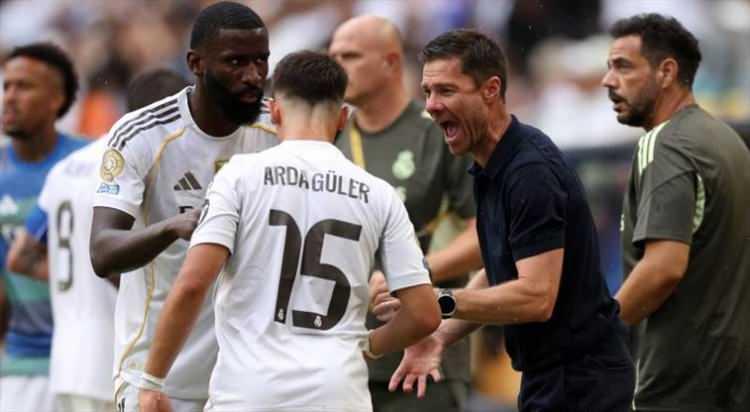 <p><strong>Defansa Central'de</strong> yer alan haberde Julio Maldonado, Xabi Alonso'nun Arda G&uuml;ler'i artık eski kadar beğenmediğini belirtti.</p>
