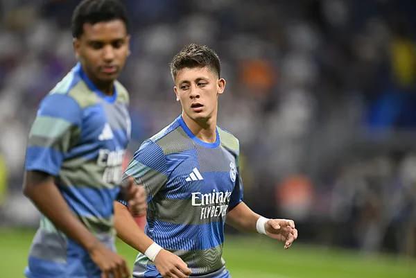 <p><strong>Onu kritik bir ma&ccedil;ta yedek kul&uuml;besinde bıraktı. Futbol b&ouml;yledir; yeşil saha bazen sana verir, bazen senden alır.</strong></p>
