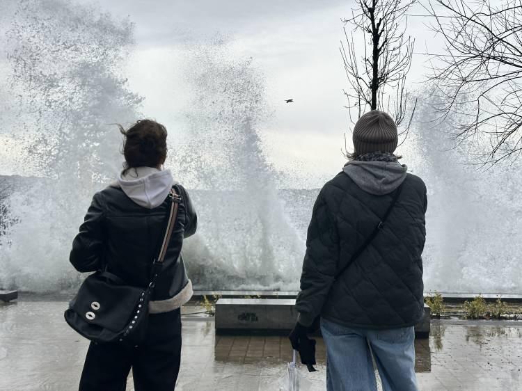 <p>Fırtına Zeytinburnu ve Beşiktaş'ta da dev dalgalara neden oldu. Dalgalar yer yer sahil bandını kapladı. Sahilde bulunan bazı vatandaşlar ise fırtınaya aldırış etmedi.</p>
