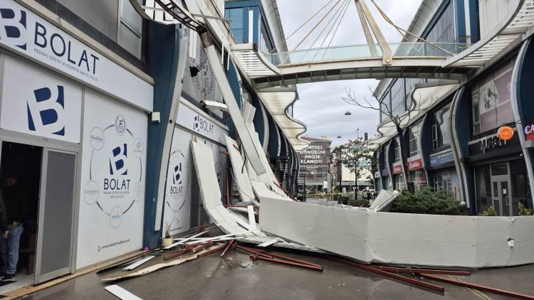 <p>Saat 09.50 sıralarında Avcılar'da fırtına nedeniyle E-5 yanyol &uuml;zerindeki bir iş yerinin &ccedil;atısından par&ccedil;alar u&ccedil;maya başladı.</p>

<p>&Ccedil;atıdan u&ccedil;an par&ccedil;alar, &ccedil;evredeki iş yerlerinin camlarına &ccedil;arparak b&uuml;y&uuml;k hasara neden oldu.</p>

<p>Olaydan &ouml;len ya da yaralanan olmazken yaşananlar vatandaşlar tarafından cep telefonu kamerasıyla kaydedildi.</p>
