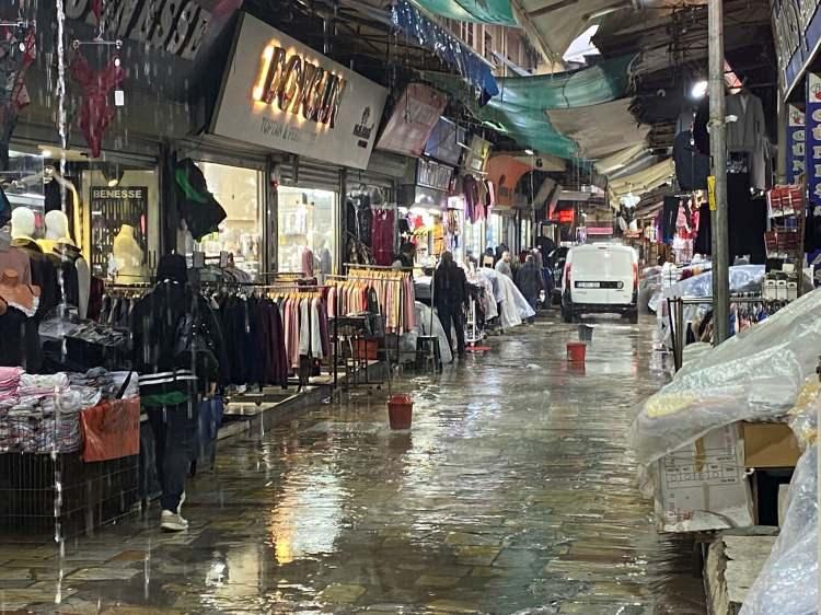 <p>Kemeraltı &Ccedil;arşısı sular altında kaldı. R&ouml;garlar temizlenmediği i&ccedil;in iş yerlerini su bastığını &ouml;ne s&uuml;ren esnaf B&uuml;y&uuml;kşehir Belediyesi'ne tepki g&ouml;sterdi.</p>
