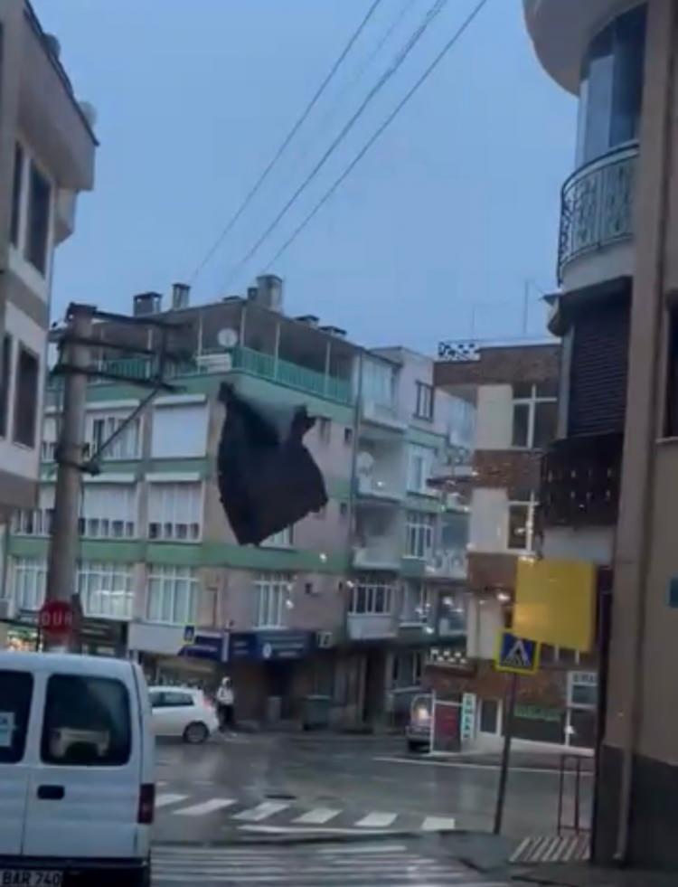 <p><span style="color:#B22222"><strong>BURSA</strong></span></p>

<p>Bursa'da lodos sebebiyle metro tellerine poşet takılınca seferler aksadı binlerce kişi yollarda kaldı.</p>
