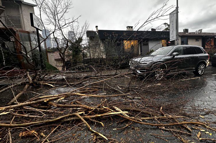 <p>Beylikd&uuml;z&uuml; Adnan Kahveci Mahallesi G&ouml;n&uuml;l Sokak'ta bir binanın &ccedil;atısındaki yalıtım malzemesi r&uuml;zgarın etkisiyle koparak yere d&uuml;şt&uuml;.</p>

<p>B&uuml;y&uuml;k&ccedil;ekmece Fatih Mahallesi Ali Efendi Sokak'ta evin bah&ccedil;esindeki ağacın devrildiği park halindeki otomobilde hasar oluştu.</p>

<p>B&uuml;y&uuml;k&ccedil;ekmece D-100 kara yolundaki alt ge&ccedil;it r&uuml;zgarın etkisiyle deniz suyuyla doldu, ge&ccedil;idi kullanan ara&ccedil;lar g&uuml;&ccedil;l&uuml;kle ilerledi. Mimaroba Mahallesi'nde de bir sitenin bah&ccedil;esindeki ağa&ccedil; devrildi. Yine aynı sitedeki bir binanın dış cephesinin bir b&ouml;l&uuml;m&uuml; şiddetli r&uuml;zgar nedeniyle koptu.</p>
