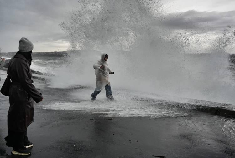 <p><span style="color:#B22222"><strong>VAPUR SEFERLERİ İPTAL</strong></span></p>

<p>&nbsp;</p>

<p>İstanbul B&uuml;y&uuml;kşehir Belediyesi (İBB) iştiraki Şehir Hatları AŞ'nin sosyal medya hesabından yapılan a&ccedil;ıklamada, t&uuml;m seferlerin iptal edildiği duyuruldu.</p>

<p>A&ccedil;ıklamada şu ifadelere yer verildi:</p>

<p>"Değerli yolcularımız,</p>

<p>T&uuml;m seferlerimiz elverişsiz hava koşulları sebebiyle ikinci bir duyuruya kadar yapılamayacaktır.</p>

<p>Bilgilerinize sunarız."</p>
