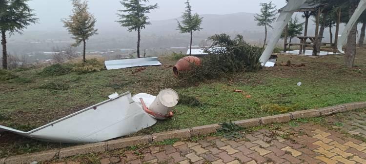<p>Bilecik kent merkezi ve Pazaryeri il&ccedil;esinde kuvvetli r&uuml;zgar nedeniyle bazı binaların &ccedil;atısı u&ccedil;tu, ağa&ccedil;lar devrildi. Bilecik Şeyh Edebali &Uuml;niversitesi Pazaryeri Meslek Y&uuml;ksekokulunun yemekhane b&ouml;l&uuml;m&uuml;n&uuml;n &ccedil;atısı u&ccedil;tu.</p>

