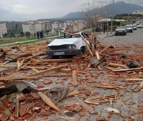 <p><span style="color:#B22222"><strong>DENİZLİ&nbsp;</strong></span></p>

<p>Denizli'de etkili olan şiddetli fırtına hayatı olumsuz etkiledi. Bazı ara&ccedil;ların &uuml;zerine ağa&ccedil; d&uuml;şmesi sonucu zarar oluştu. Bir &ccedil;atının altında kalan otomobil hurdaya d&ouml;nd&uuml;.</p>
