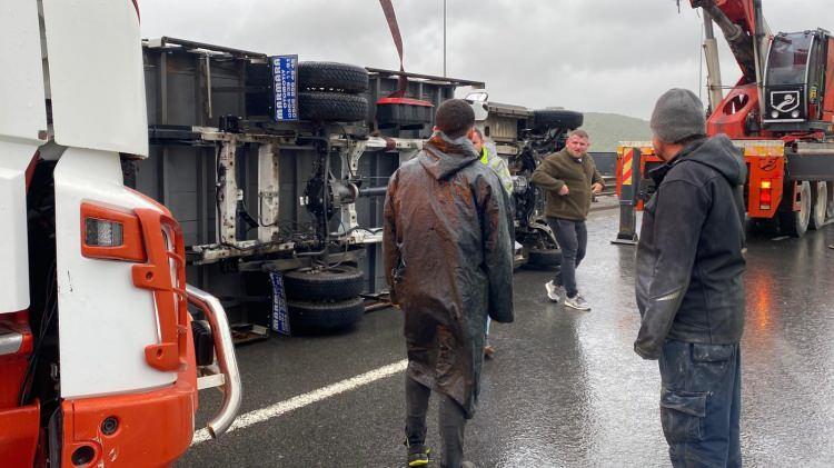 <p>Kazalarda şans eseri yaralanan olmazken, devrilen ara&ccedil;ların kaldırılması i&ccedil;in &ccedil;alışma başlatıldı.</p>
