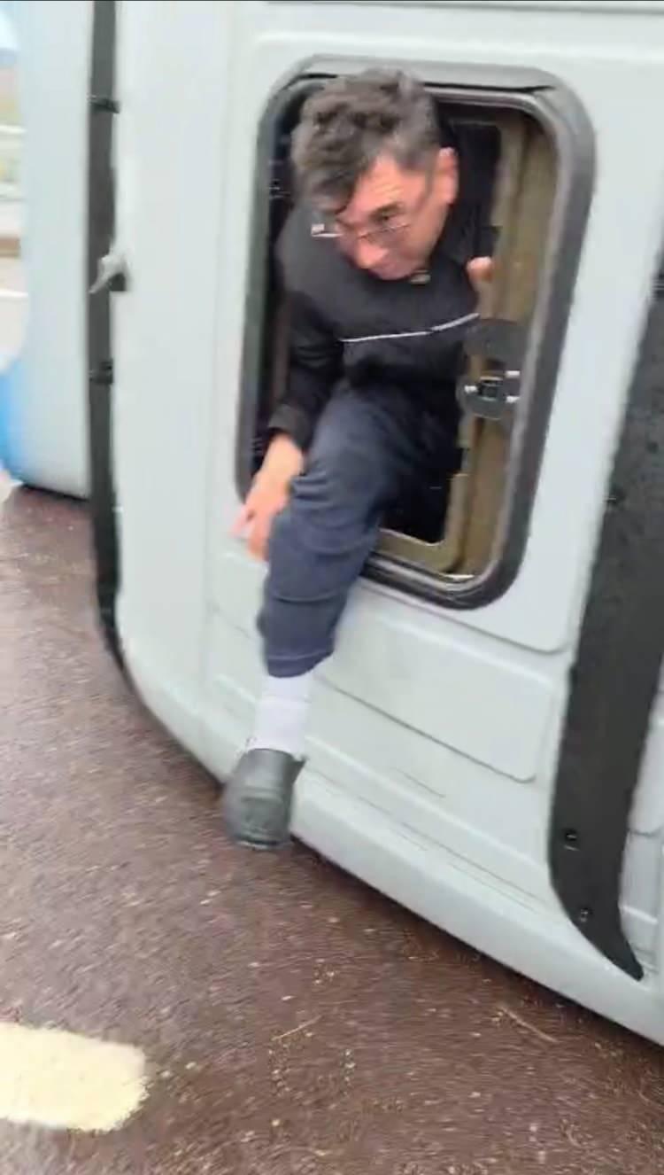 <p>Bursa İstanbul otobanı Orhangazi Gebze arasındaki bir viyad&uuml;kte tır fırtınanın etkisiyle devrildi. Diğer s&uuml;r&uuml;c&uuml;ler de panik yaptılar. Aracın s&uuml;r&uuml;c&uuml;s&uuml; direksiyondan hafif yaralı olarak kurtuldu.</p>
