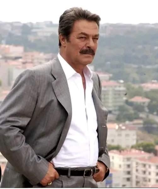 <p><span style="color:#B22222"><strong>KADİR İNANIR AYLAR SONRA İLK KEZ AYAKTA POZ VERDİ</strong></span></p>
