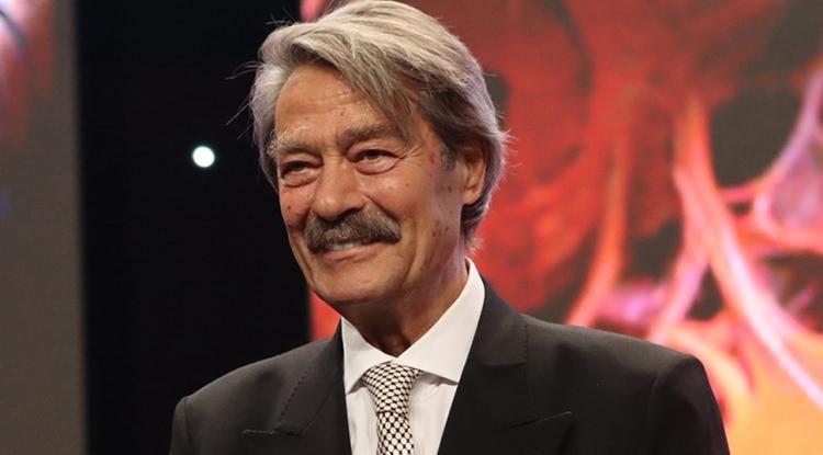 Kadir İnanır, ge&ccedil;irdiği rahatsızlık sonrası ilk kez ayakta poz verdi