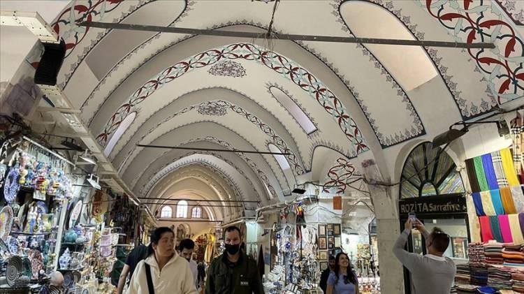 <p><span style="color:#B22222"><strong>KAPALI&Ccedil;ARŞI&rsquo;DAKİ KARANLIK &Ccedil;ARKIN İŞLEYİŞİ</strong></span></p>

<p>Olup bitenleri anlamak i&ccedil;in sistemin işleyişine bakmak gerektiğini vurgulayan G&uuml;ng&ouml;r, burada faaliyet g&ouml;steren su&ccedil; &ouml;rg&uuml;t&uuml;n&uuml;n nitelikli dolandırıcılık ve sanal kumar yoluyla vatandaşları mağdur ettiğini ifade etti. G&uuml;ng&ouml;r, su&ccedil; gelirlerinin d&ouml;viz b&uuml;roları ve paravan şirketler &uuml;zerinden muhasebeleştirilip kripto paraya &ccedil;evrilerek vergi cenneti adalara aktarıldığına dikkati &ccedil;ekti.</p>
