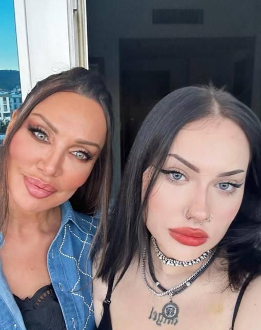 <p><strong>ANNE BABALARI UYARDI</strong></p>

<p>Kızı Melek hakkında konuşan sanat&ccedil;ı, <strong>"Tedavi s&uuml;reci tamamlandı, ş&uuml;k&uuml;r her şey iyi gidiyor"</strong> dedi ve <strong>"Mesele sadece benim kızım değil, t&uuml;m gen&ccedil;ler tehlike altında!" </strong>diyerek anne babaları uyardı.&nbsp;</p>
