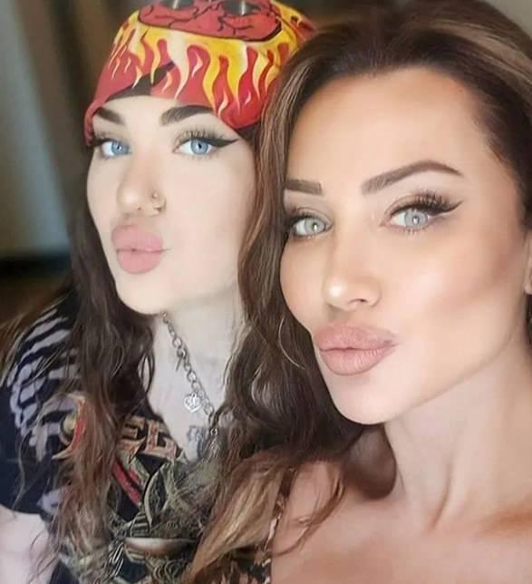 <p><strong>"&Ccedil;OCUĞUMU HASTANEYE YATIRMAK HAYATIMIN EN ZOR ANIYDI"</strong></p>

<p>&nbsp;</p>

<p>Ge&ccedil;tiğimiz g&uuml;nlerde katıldığı bir YouTube programında kendisine y&ouml;neltilen "Hayatında zorunda kaldığın en yıkıcı an neydi?" sorusuna ise Aky&uuml;rek'ten sarsıcı bir yanıt geldi. &Uuml;nl&uuml; şarkıcı, kızını ilk kez hastaneye yatırdığı anı hayatının en zor d&ouml;n&uuml;m noktası olarak anlattı.</p>
