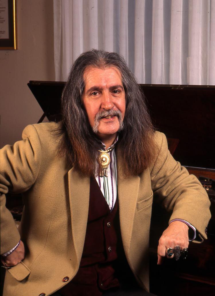 <p><strong>"G&uuml;lpembe", "Domates Biber Patlıcan", "Kara Sevda", "D&ouml;nence" ve "Hal Hal" gibi unutulmaz şarkılarıyla T&uuml;rk m&uuml;ziğine adını altın harflerle yazdıran Barış Man&ccedil;o, bir sanat&ccedil;ıdan &ccedil;ok daha fazlasıydı.</strong></p>
