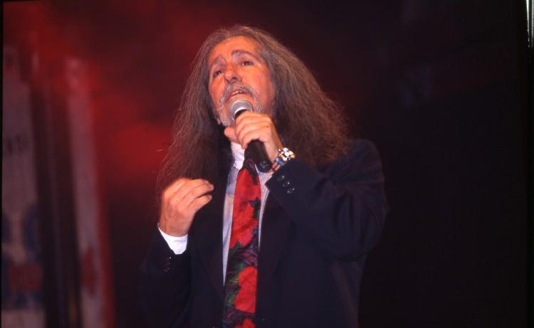 <p><span style="color:#FF0000"><strong>BİR İMAJDAN FAZLASIYMIŞ!</strong></span></p>

<p><strong>Farklı g&ouml;r&uuml;n&uuml;m&uuml;yle sahnelerde fırtına estiren usta sanat&ccedil;ının bu g&ouml;r&uuml;n&uuml;m&uuml;n&uuml;n, sanıldığının aksine bilin&ccedil;li bir imaj tercihi olmadığı ortaya &ccedil;ıktı.</strong></p>
